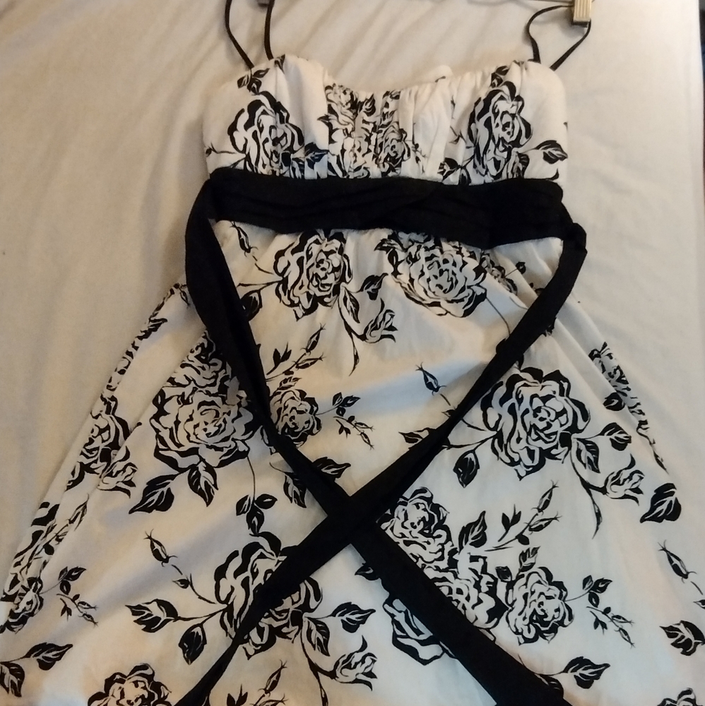 Black and white flowers dress size 9